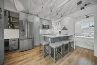 Modern Comfort and Prime Location - Charming Cozy Retreat Hotels in Coeur d'Alene
