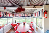 Charming dog-friendly lakefront home with lake view, dock, & washer/dryer Hôtels à : Comte de Burnet