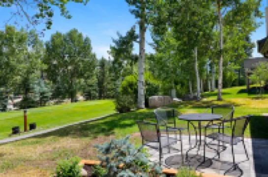 Charming Townhome with Golf Course Views - Cozy Mountain Haven