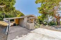 Charming coastal home with water views, large covered deck Hôtels à proximité de : Event Center on the Beach