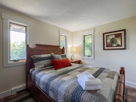 Breathtaking Mountain Views and Cozy Fireplace - Stunning Modern Retreat