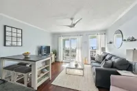 Private Pier Access and Community Pool - Gorgeous Ocean View Retreat 棕櫚島住宿飯店
