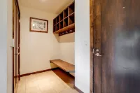 Breathtaking Mountain Views and Prime Downtown Access - Stylish Oasis Các khách sạn ở Steamboat Springs