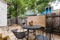 Free Bikes and Full Kitchen for Your Comfort - Charming Getaway 텍사스 스테이트 세메터리 주변 호텔