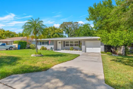 Charming Retreat with Free Attraction Access - Serene Florida Oasis