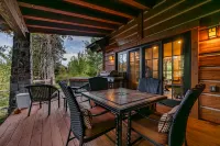Private Hot Tub and Fireplace - Contemporary Mountain Retreat Hotels in Cascade