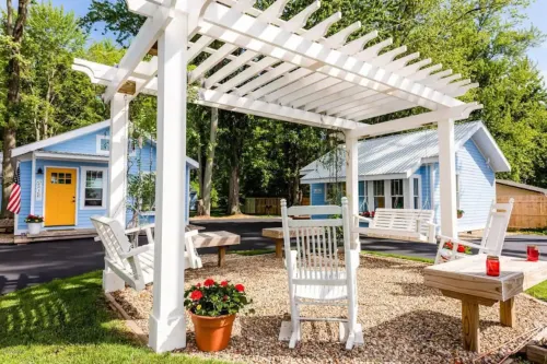 Private Deck and Fire Pit Near Paw Paw Lake - Charming Cottage Retreat Các khách sạn ở Lake Michigan Beach