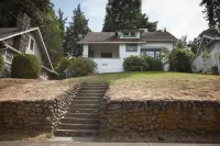 Scenic Mountain and River Views with Cozy Decor - Charming Cottage Retreat