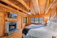 Mountain Views and Hot Tub - Cozy Mountain Cabin Retreat