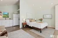 Bright and Cozy Studio Cottage with Enclosed Patio - Charming Retreat