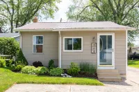 Charming Cottage with Private Sandy Beach - Delightful Lakefront Escape Hotels in Huron