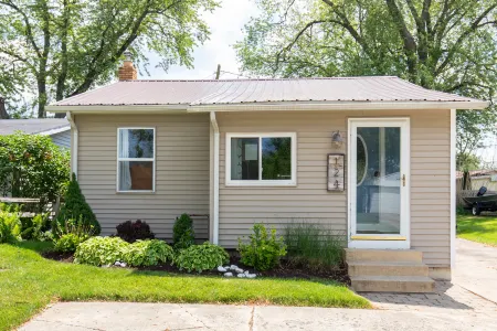 Charming Cottage with Private Sandy Beach - Delightful Lakefront Escape Отели в г. Гурон Тауншип