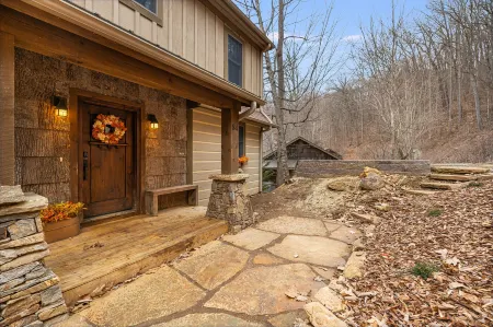 Luxury Mountain Retreat with Hot Tub and Scenic Views - Exquisite Cabin