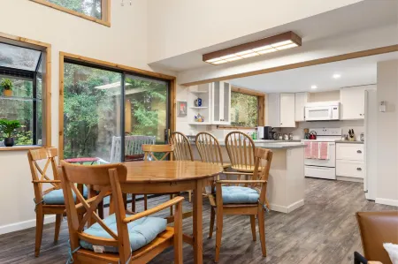 Dual Homes in Nature's Embrace with Privacy and History - Serene Getaway Отели рядом с достопримечательностью «Lavender Wind Farm»