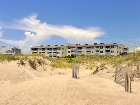 Oceanfront Retreat - Waterfront, Pool, Internet, Deck Отели в г. Эмералд Айл