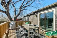 Fully remodeled downtown home with enclosed yard, fireplace, game room & deck 森特頓住宿飯店