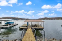 Private Dock and Picturesque Lake Access - Breathtaking Oasis Hotel a Osage Township