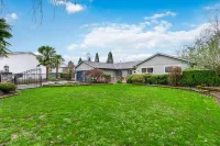 Sprawling Yard and Vintage Charm - Charming Golfside Retreat