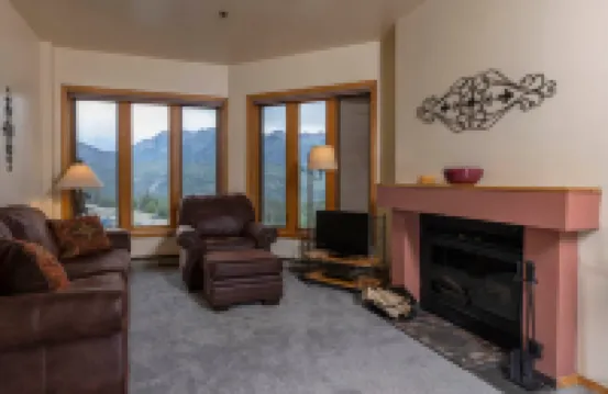 Rooftop Hot Tub and Heated Outdoor Pool - Cozy Mountain Retreat