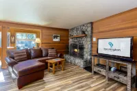 Private Hot Tub and Pool Table - Gorgeous Charming Retreat