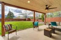 Peak View Palace- Mountain Views, Fire Table & Private Fenced in Yard