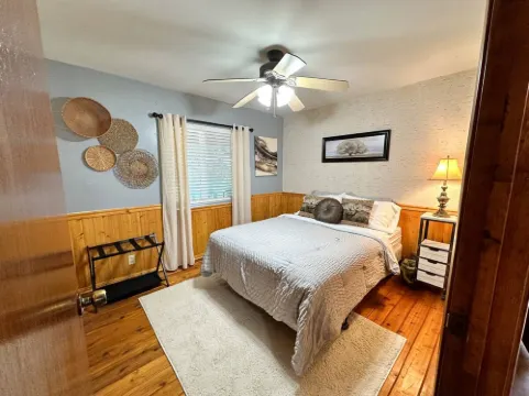 Detached Bunkhouse and Outdoor Fire Pit - Cozy Rustic Retreat