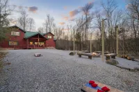 Private Heated Indoor Pool and Arcade Games - Stunning Cabin Retreat Hôtels à : Cosby