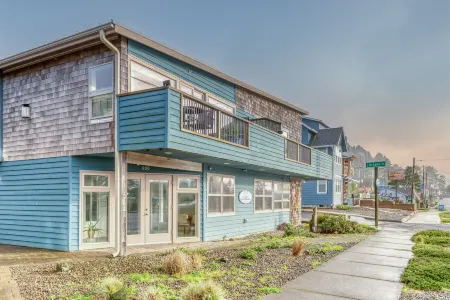 Spectacular Ocean View and Cozy Fireplace - Stunning Coastal Retreat