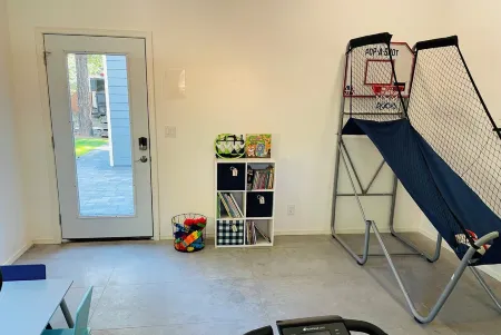 Humphrey's Hideaway! EV Charger, Fire Pit, Game Room