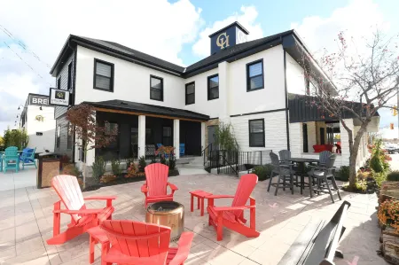 Colonial Hotel & Suites