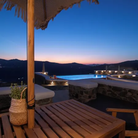 Thronos Suites