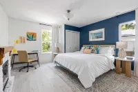 Haven & Hidden Grove Buyout 2 Homes - Walk to Beach Hot Tub, Game Room, Deck فنادق في Vilano Beach