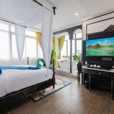 ATHENA HOTEL QUY NHON Отели рядом с достопримечательностью «Городской пляж»