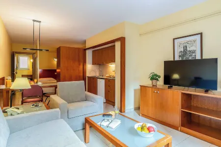 Aparthotel Bertrán Отели рядом с достопримечательностью «Храм Святого Сердца»