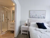 Brand New House by Botany - Parking Hotels in Beachlands