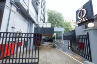 J Hotel and Banquets Hotel dekat Bombay Exhibition Centre