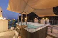 LIM Sea Side Poolvilla Pension - Hot Tub