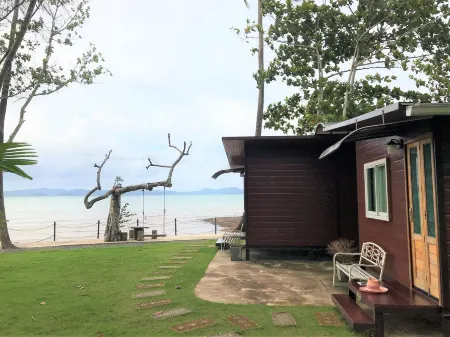 Somphoch Garden Отели рядом с достопримечательностью «Chao Por Koh Chang Shrine»