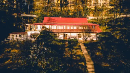 Seclude Shimla, Taraview Отели рядом с достопримечательностью «Kotkhai Palace»