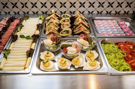 City Hotel B&B, Reception 24 7, 800m od-from R1, Free Parking