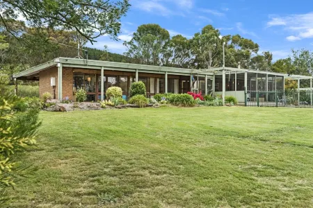 Gisborne Peak Winery Short Term Stays Отели в г. Джисборн