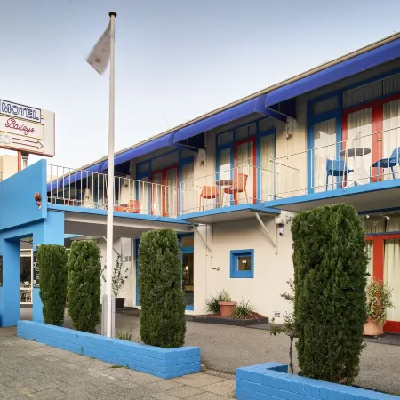 Baileys Parkside Motel by VetroBlu