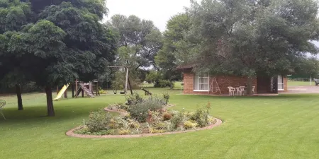 The Willow Tree Guesthouse Отели в г. Клерксдорп