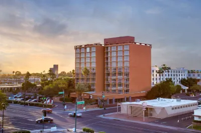 Holiday Inn Express & Suites Phoenix - Midtown by IHG Hotels in Phoenix