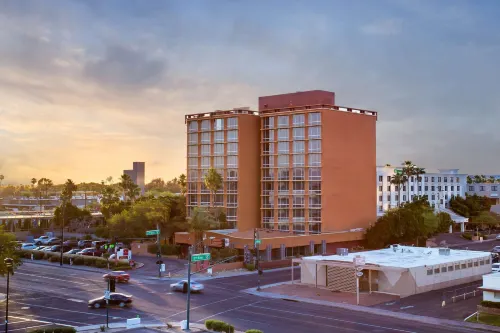 Holiday Inn Express & Suites Phoenix - Midtown by IHG