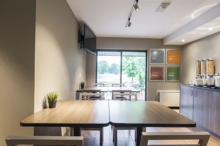 Comfort Inn Airport East Отели в г. Л'Ансьен-Лорет