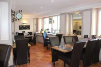 Les Glycines Hotels in Collias