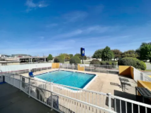 Days Inn & Suites by Wyndham Arlington Near Six Flags Hotels in Arlington