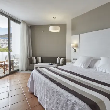 Hotel Tres Torres Отели рядом с достопримечательностью «Пристань для яхт Санта-Эулалия»