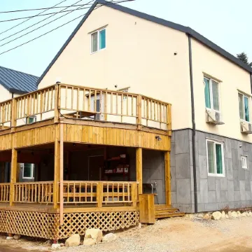 Odae Mountain Golden Light Pension Отели рядом с достопримечательностью «Woljeongsa»